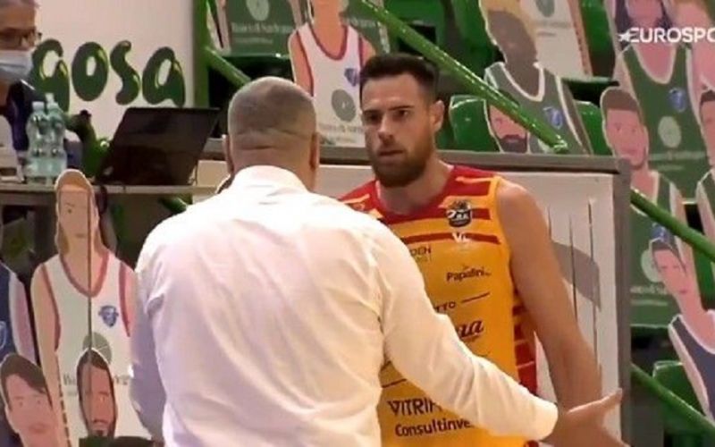 Έξαλλος ο Ρέπεσα χτύπησε παίκτη του! (vid)
