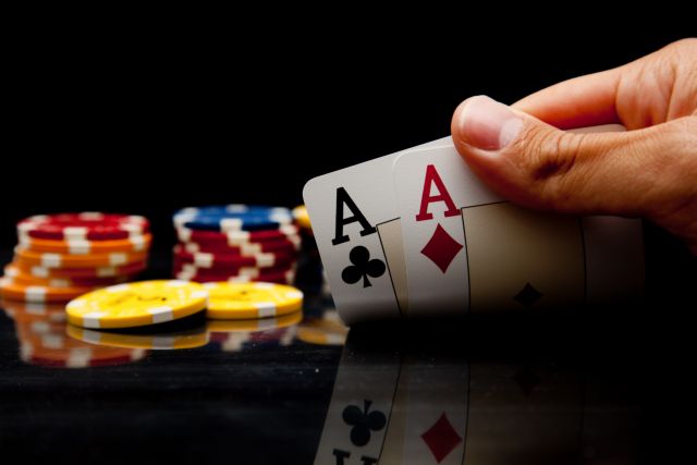 Μάζεψε στη βίλα του 20 άτομα για να παίξουν χαρτιά – Του επιβλήθηκε πρόστιμο 5.000 ευρώ