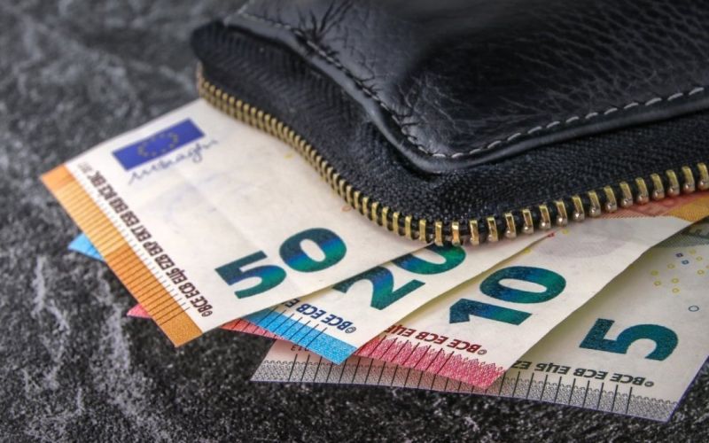 Ρουμάνα ζητούσε 25.000 ευρώ από τον παντρεμένο εραστή της για να μην τον «καρφώσει» στη γυναίκα του