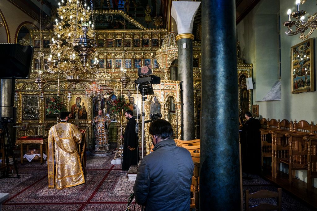 Θεοφάνια χωρίς απρόοπτα : Λίγοι πιστοί στις εκκλησίες και αγιασμός σε μπουκαλάκια – Διακριτική παρουσία της ΕΛ.ΑΣ