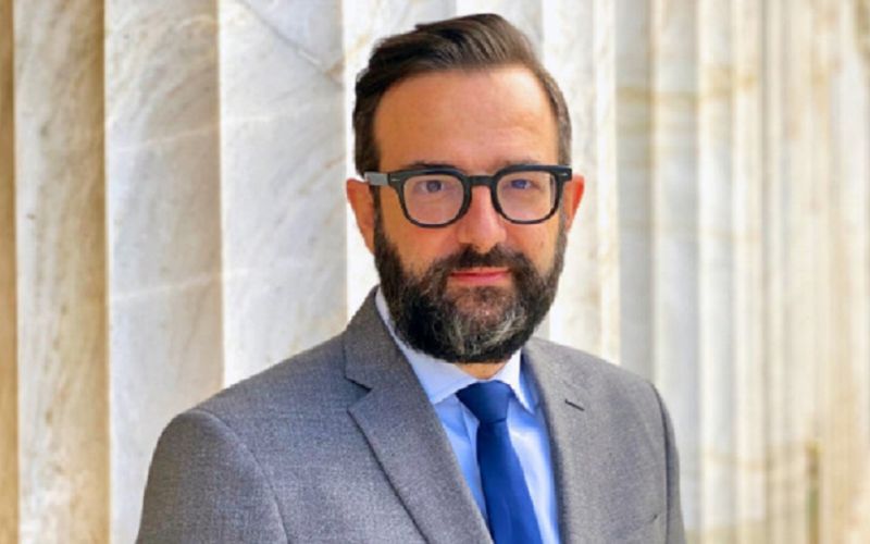 Το Twitter τρολάρει την ομοιότητα Ταραντίλη με Μπράτη – Επικά σχόλια