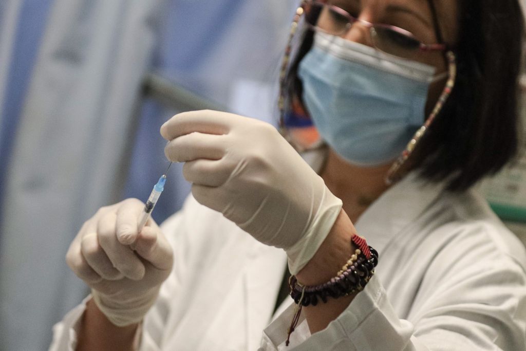 Κορωνοϊός : Σε όλη την Ελλάδα ταξιδεύουν τα εμβόλια – Εφτασαν και σε Κρήτη, Κοζάνη, Κόρινθο