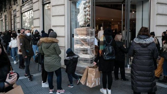 Έξαλλος ο Δερμιτζάκης με τον συνωστισμό στα μαγαζιά – «Κάποιοι σβήνουν το SMS και στέλνουν νέο»