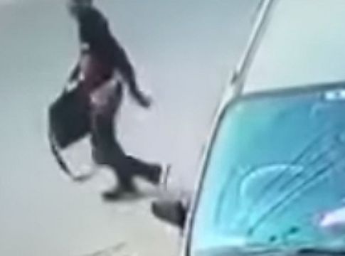 Νεαρός έκλεψε από αυτοκίνητο με μια απίστευτη μέθοδο (vid)