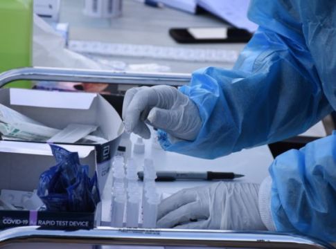 Τέσσερις μήνες πίσω γύρισε η Ελλάδα στα κρούσματα κορωνοϊού