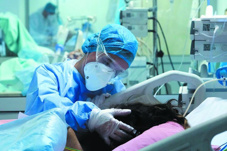 Συναγερμός : «Μεταδοτικότερο κατά 74% το στέλεχος της Ν. Αφρικής»