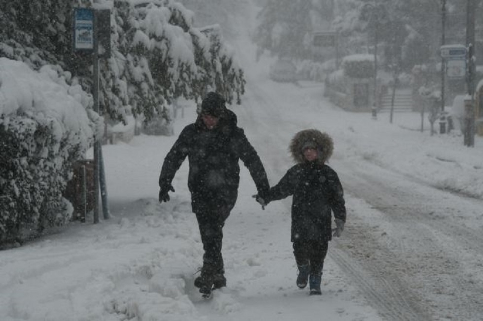 Ποια σχολεία θα παραμείνουν κλειστά την Τρίτη λόγω του χιονιά