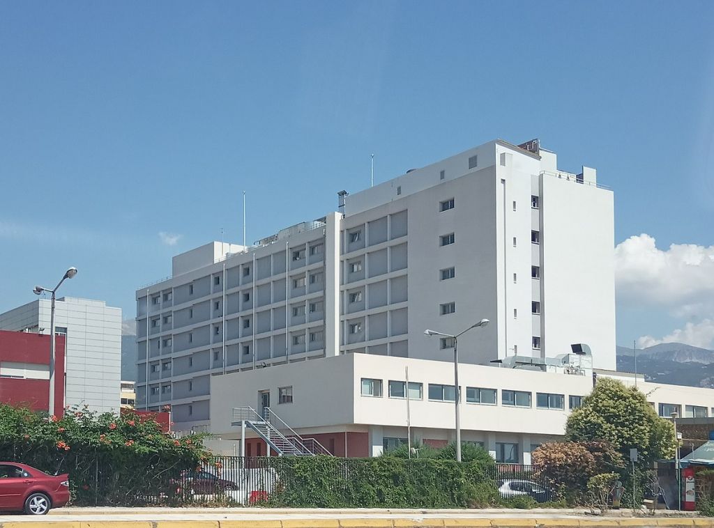 Πώς έγινε εστία διασποράς το νοσοκομείο στην Πάτρα – Τι απαντούν οι υγειονομικοί στις κατηγορίες για «αμέλεια»