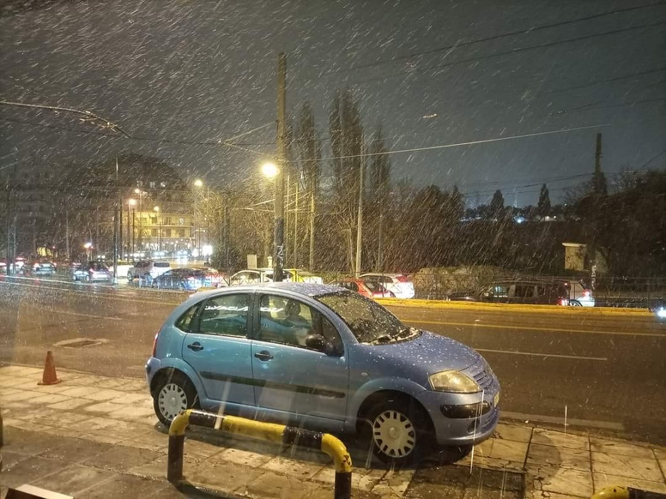 Μήδεια : Χιονίζει στο κέντρο της Αθήνας (pics)