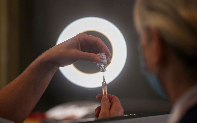 Bloomberg : Οι μεταλλάξεις του κορωνοϊού «φρενάρουν» την αισιοδοξία παρά τα νέα εμβόλια