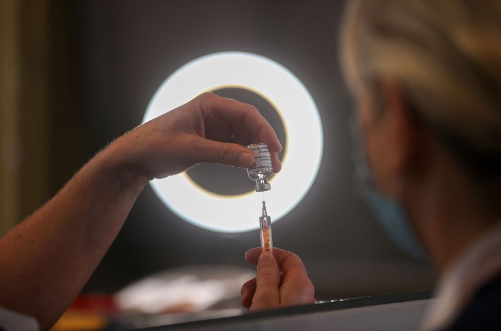 Bloomberg : Οι μεταλλάξεις του κορωνοϊού «φρενάρουν» την αισιοδοξία παρά τα νέα εμβόλια