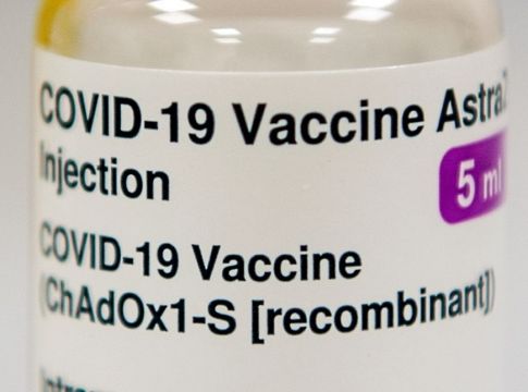 AstraZeneca : Μελέτη «ορόσημο» δείχνει ότι ο εμβολιασμός επιβραδύνει την πανδημία