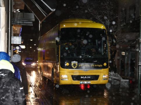 Έφτασε στη Λάρισα η ΑΕΚ : Στον αέρα το ματς