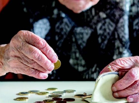 Συνταξιούχοι : Πώς θα δοθούν οι προσωρινές συντάξεις και τα νέα αναδρομικά