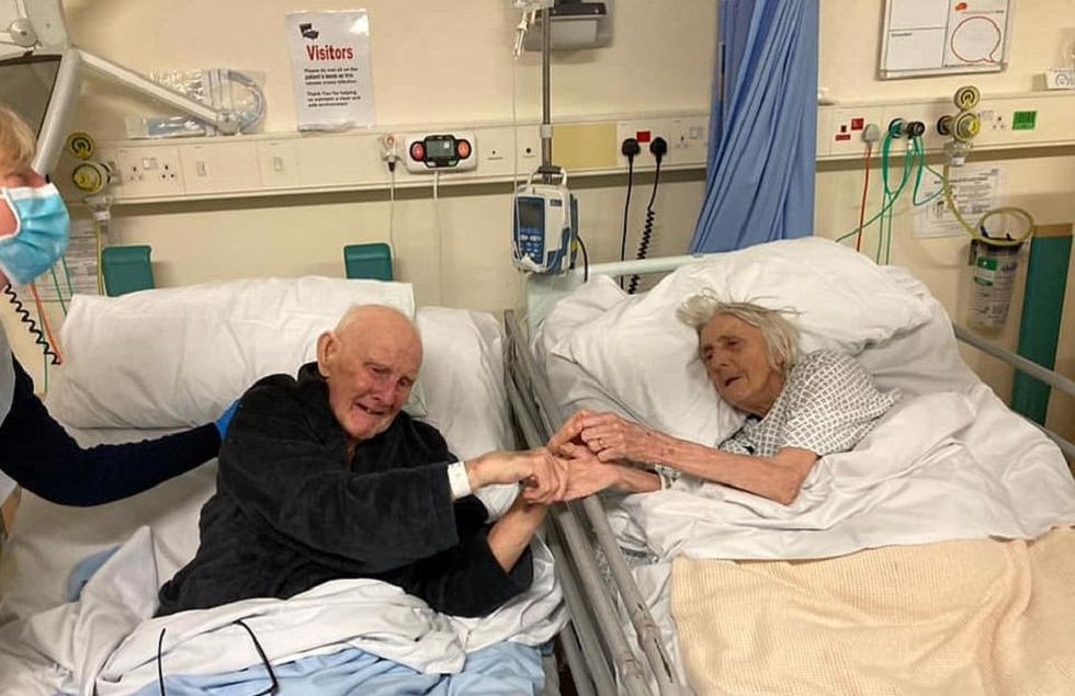 Ζευγάρι παντρεμένο επί 70 χρόνια κρατιέται από το χέρι σε διπλανά κρεβάτια του νοσοκομείου