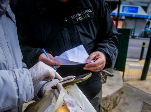 Έκοψαν πρόστιμο για άσκοπη μετακίνηση σε γιαγιά που έχει χάσει παιδιά και εγγόνια (vid)