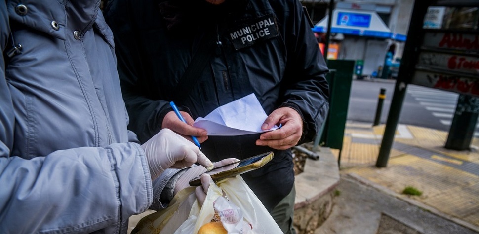 Έκοψαν πρόστιμο για άσκοπη μετακίνηση σε γιαγιά που έχει χάσει παιδιά και εγγόνια (vid)