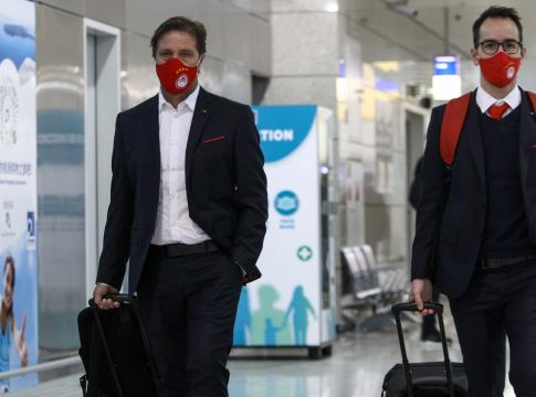 Η αποστολή του Ολυμπιακού έμαθε την κλήρωση στο αεροπλάνο