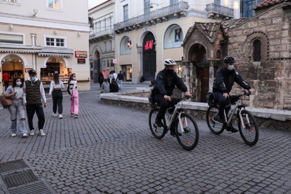 Κορωνοϊός : «Μαύρες» προβλέψεις από τους ειδικούς – Οι εκτιμήσεις για εκτόξευση κρουσμάτων, ΜΕΘ και τρίτο κύμα