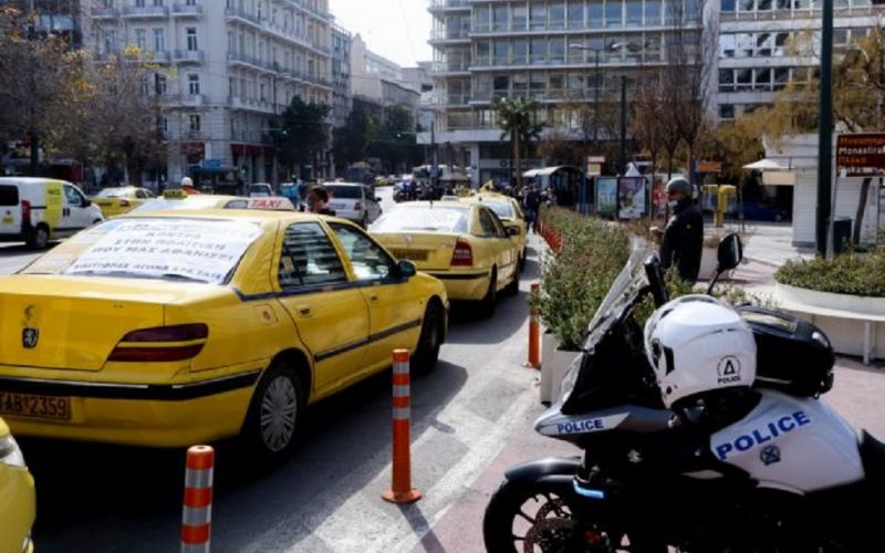 Συγκέντρωση διαμαρτυρίας και αυτοκινητοπομπή οδηγών ταξί την Πέμπτη στο ΥΠΟΙΚ