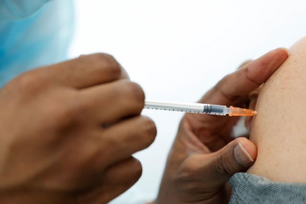 Το εμβόλιο της Pfizer περιορίζει τη μετάδοση του κορωνοϊού