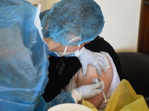 Θεμιστοκλέους : «Διερευνώνται όλες οι περιπτώσεις παράβασης της λίστας εμβολιασμού»