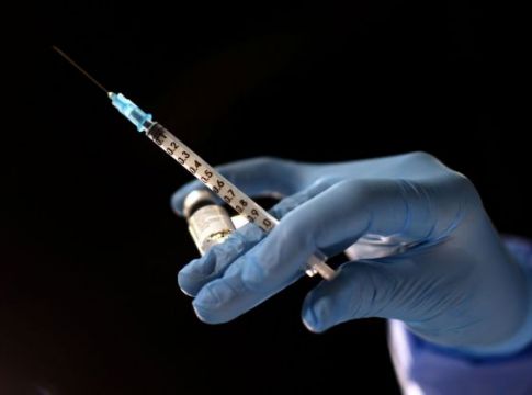 Ανοιχτό το ενδεχόμενο για τρίτη δόση του εμβολίου – Τι είπε ο Μόσιαλος για τις μεταλλάξεις