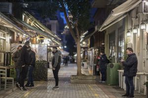 Εικόνες προ κορωνοϊού στα Τρίκαλα : «Άνοιξαν» ταβέρνες και καφετέριες