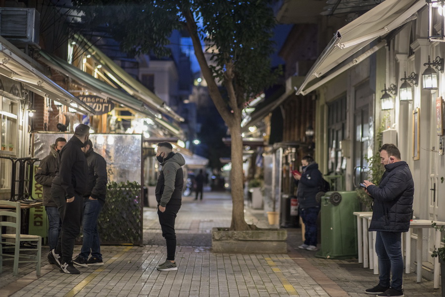 Εικόνες προ κορωνοϊού στα Τρίκαλα : «Άνοιξαν» ταβέρνες και καφετέριες