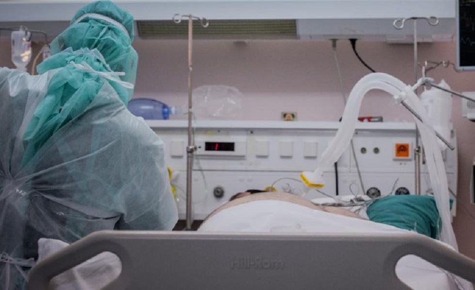 Συγκινητικό: Νοσηλεύτρια τραγουδά στους ασθενείς στις ΜΕΘ ότι «δεν είναι μόνοι» (vid)