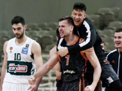 Η ανάρτηση του Αγραβάνη και ο έξαλλος πανηγυρισμός μπροστά στον Παπαπέτρου (pic)
