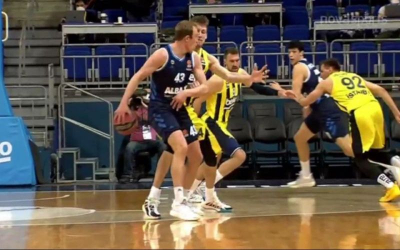 EuroLeague : Στην κορυφή του Top-10 η μαγική πάσα του Σίμκα (vid)