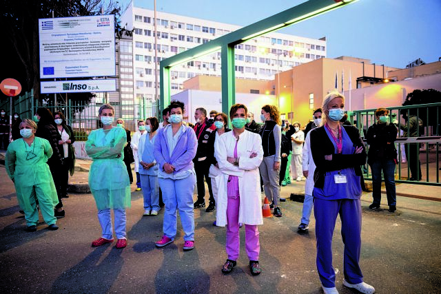 Ο ιός με τα «1.000» πρόσωπα και η αγωνία επιστημόνων : «Θα μας σώσει ένα γενικό lockdown;»