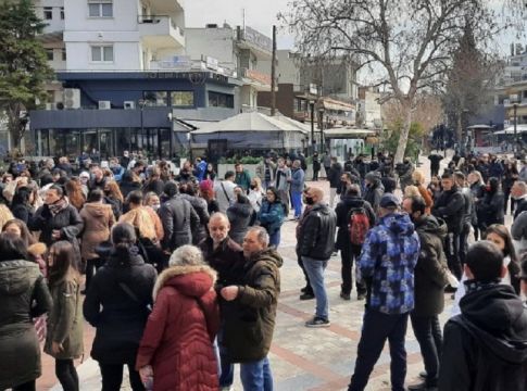 Κορδελιό : Συγκέντρωση κατοίκων κατά του lockdown… χωρίς τήρηση των μέτρων προστασίας