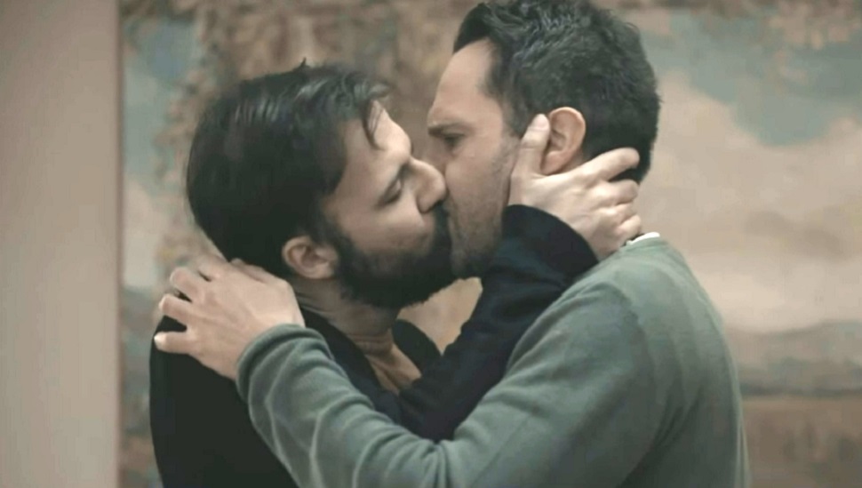 Αντιδράσεις για το πρώτο γκέι φιλί στην κρατική τηλεόραση – Η αποστομωτική απάντηση του σκηνοθέτη