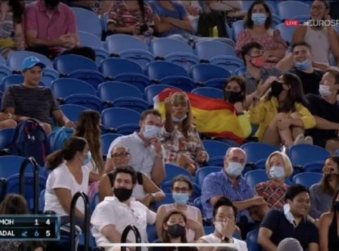 Γυναίκα από το κοινό έδειξε το μεσαίο δάχτυλο στον Ναδάλ (vids)