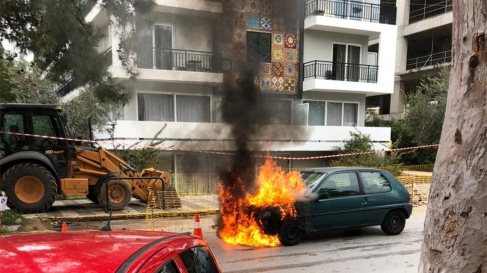 Γλυφάδα : Αστυνομικός έσβησε φωτιά σε ΙΧ στην μέση του δρόμου