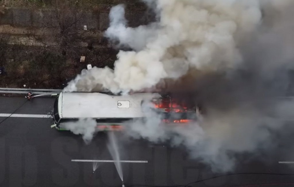 Λεωφορείο του ΚΤΕΛ Θεσσαλονίκης τυλίχτηκε στις φλόγες – Επέβαιναν 48 άτομα (vid)