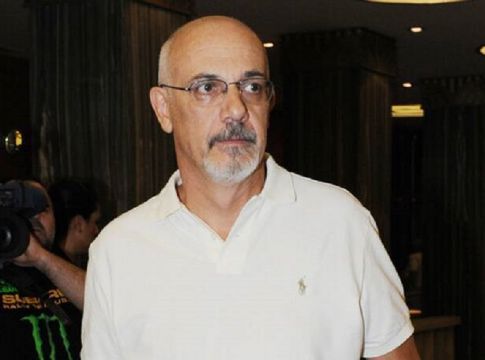 Γιώργος Κιμούλης: Η πρώτη εμφάνιση μετά την καταγγελία της Δούκα – Με καπέλο και γυαλιά στη Μύκονο