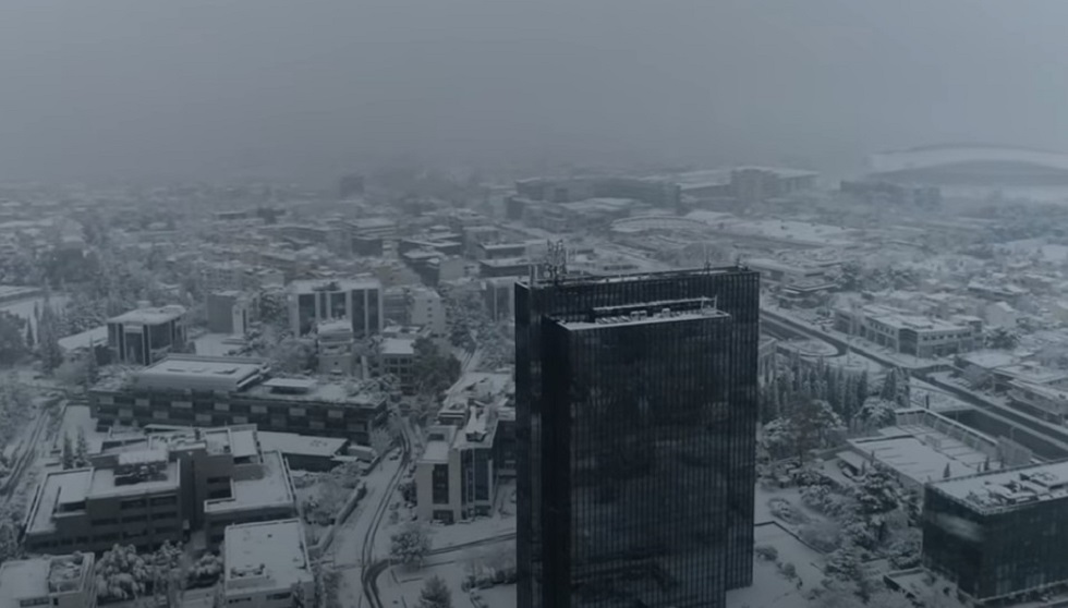 Μοναδικές εικόνες της χιονισμένης Αθήνας από ψηλά