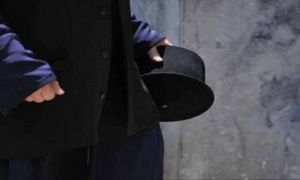 Απίστευτο: Ιερέας φέρεται να ασέλγησε σε γυναίκα μπροστά στα μάτια του συζύγου της