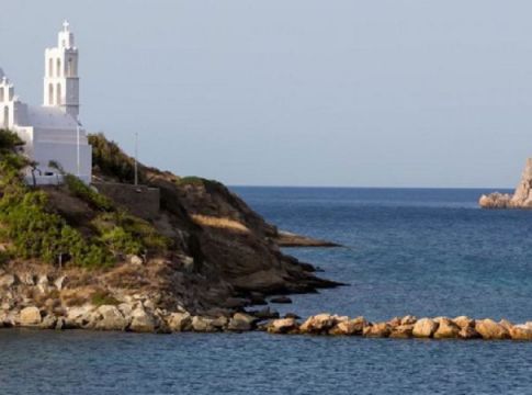 Απίθανο : Ποιο ελληνικό νησί έχει μια εκκλησία για κάθε ημέρα του έτους;