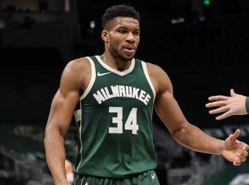 Αντετοκούνμπο : Ο εντυπωσιακός πίνακας με τον γιο και τον πατέρα του (pic)