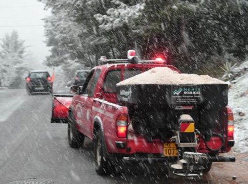 Μόνο με αλυσίδες η κίνηση στο ρεύμα προς Λαμία – Κλειστή η λεωφόρος Διονύσου