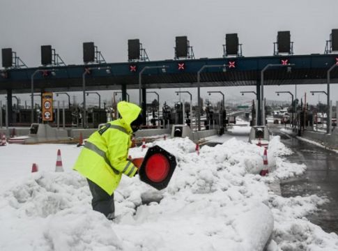 Κακοκαιρία «Μήδεια» : Ποιοι δρόμοι είναι κλειστοί – Πού χρειάζονται αλυσίδες λόγω χιονιού