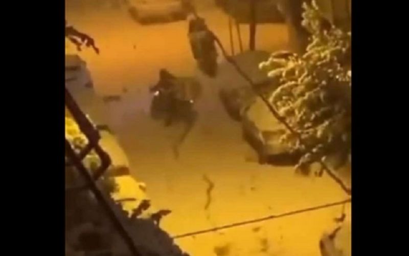 Απανθρωπιά: Ντελιβεράς ταλαιπωρείται μέσα στα χιόνια για να πάει μια παραγγελία