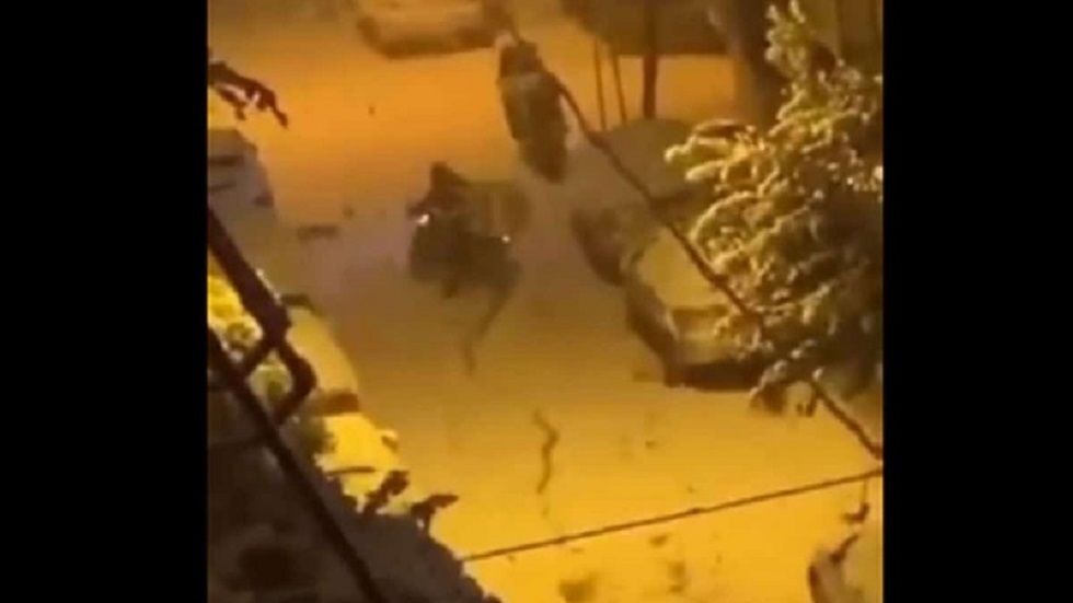 Απανθρωπιά: Ντελιβεράς ταλαιπωρείται μέσα στα χιόνια για να πάει μια παραγγελία