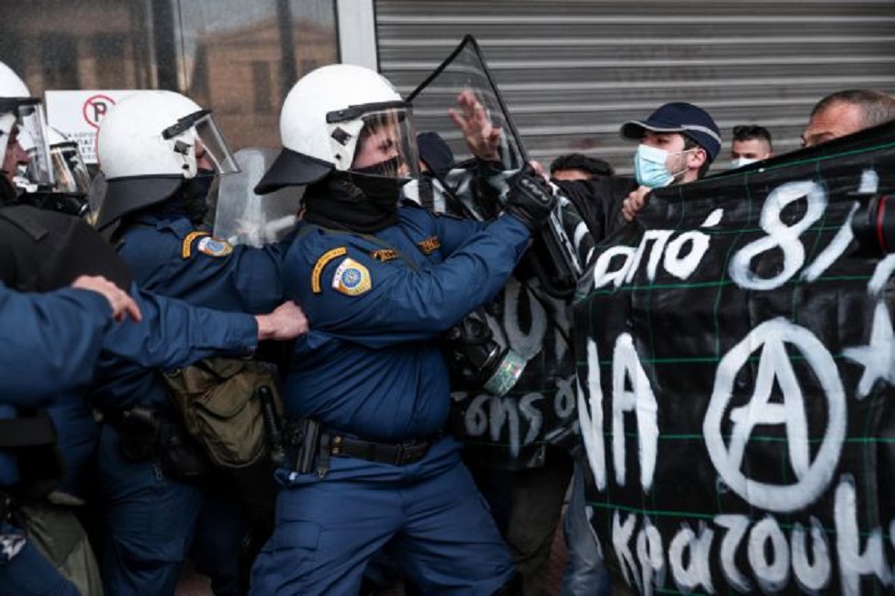 Επεισόδια και χημικά στα Προπύλαια σε συγκέντρωση για τον Κουφοντίνα