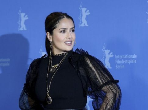Η Σάλμα Χάγιεκ ποζάρει βρεγμένη με κόκκινο μαγιό και ξετρελαίνει τους φαν της