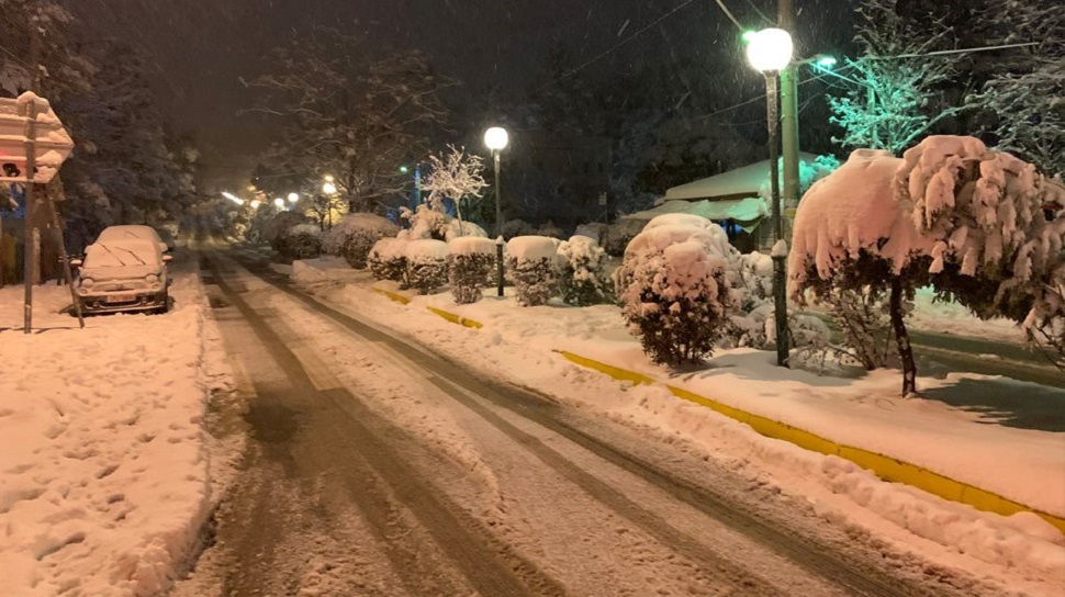 Κακοκαιρία «Μήδεια» : Δύσκολη νύχτα με ισχυρές χιονοπτώσεις – Χιόνια σε όλη τη Αθήνα